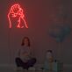 Hand eines Erwachsenen hält Babyhand LED-Neonschild für Kinderzimmer Babyshower