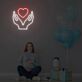Herz in Händen LED-Neonschild für Kinderzimmer und Wohnzimmer