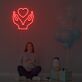 Herz in Händen LED-Neonschild für Kinderzimmer und Wohnzimmer