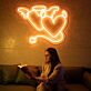 Leuchtendes Herz LED Neonschild mit Engel und Teufel Motiv als moderne Wanddekoration für Wohnzimmer und Schlafzimmer