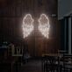 Leuchtende rote Engelsflügel LED Neonschild als moderne Wanddekoration für Studio Café Wohnzimmer und stilvolle Interieurs