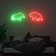 Abstraktes LED Neonschild mit zwei Bären Silhouetten in grün und rot für moderne Wanddekoration