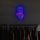 Abstraktes LED Neonschild mit eleganter Herren Silhouette im minimalistischen Design für moderne Wanddekoration
