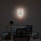 Abstraktes LED Neonschild mit Masken Gesicht als moderne Wanddekoration für Schlafzimmer oder Studio