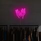 Abstraktes LED Neonschild mit stilisiertem Gesicht und schützender Handgeste als moderne Wanddekoration für Wohnzimmer Atelier oder kreativen Arbeitsraum