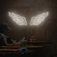 Abstraktes LED Neonschild in Eis am Stiel Form mit fließendem Linienmotiv als moderne Wanddekoration für Café Küche Bar oder kreativen Innenraum