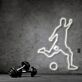 Modernes LED Neonschild mit Fußballspieler Silhouette als dynamische Wanddekoration für Fitnessraum, Hobbyraum und sportliche Wohnbereiche