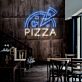 Halbe Pizza und Stück LED Neonschild