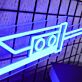 Minimalistisches Cutter LED Neonschild im Werkzeug Design als moderne Wanddekoration für Büro Studio und kreative Räume