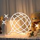 Wollknäuel LED Neonschild in Warmweiß im verspielten Design als leuchtende Wanddekoration für Kinderzimmer und moderne Wohnräume