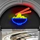 Ramen LED Neonschild mit Schüssel Nudeln und Stäbchen im farbigen Design als leuchtende Wanddekoration für Küche Restaurant und Café