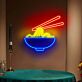 Ramen LED Neonschild mit Schüssel Nudeln und Stäbchen im farbigen Design als leuchtende Wanddekoration für Küche Restaurant und Café