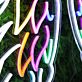 Dekoratives LED Neonschild mit farbigem Engelsflügel Motiv als stilvolle Neon Wandbeleuchtung für moderne Wohn und Kreativräume