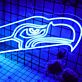 Abstraktes LED Neonschild in dynamischer Linienform als moderne Neon Wandbeleuchtung für Sport Zimmer Studio und kreative Räume