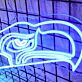 Abstraktes LED Neonschild in dynamischer Linienform als moderne Neon Wandbeleuchtung für Sport Zimmer Studio und kreative Räume