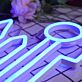 Modernes LED Neonschild mit abstrakter Stadt Silhouette als minimalistische Neon Wanddekoration für Wohnzimmer Büro und moderne Innenräume