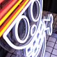 LED Neonschild mit Cartoon Piraten Schädel Motiv als auffällige Neon Wanddekoration für Jugendzimmer Gaming Räume und moderne Bars