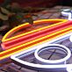 LED Neonschild mit Cartoon Piraten Schädel Motiv als auffällige Neon Wanddekoration für Jugendzimmer Gaming Räume und moderne Bars