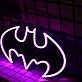 Abstraktes LED Neonschild in Fledermausform in Lila als moderne Neon Wanddekoration für Gaming Zimmer Bar Home Office und Jugendzimmer