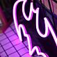 Abstraktes LED Neonschild in Fledermausform in Lila als moderne Neon Wanddekoration für Gaming Zimmer Bar Home Office und Jugendzimmer