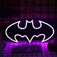 Abstraktes LED Neonschild in Fledermausform in Lila als moderne Neon Wanddekoration für Gaming Zimmer Bar Home Office und Jugendzimmer