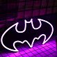 Abstraktes LED Neonschild in Fledermausform in Lila als moderne Neon Wanddekoration für Gaming Zimmer Bar Home Office und Jugendzimmer