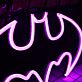 Abstraktes LED Neonschild in Fledermausform in Lila als moderne Neon Wanddekoration für Gaming Zimmer Bar Home Office und Jugendzimmer