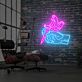 Hand mit Tätowiermaschine LED-Neonschild für Tattoo Studio