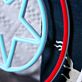 Abstraktes LED Neonschild mit Sternmotiv und geometrischen Kreisen als moderne Wanddekoration