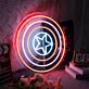 Abstraktes LED Neonschild mit Sternmotiv und geometrischen Kreisen als moderne Wanddekoration