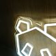 Modernes LED Neonschild geometrischer Panda als minimalistische Wanddekoration