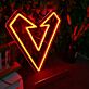 Modernes LED Neonschild V Symbol mit Blitz Design grafisches Neon Wandlicht als dekorative Innenraumbeleuchtung