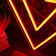 Modernes LED Neonschild V Symbol mit Blitz Design grafisches Neon Wandlicht als dekorative Innenraumbeleuchtung