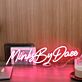 Personalisierbarer MinksByDaee-Schriftzug als LED-Neonschild