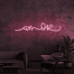 Amor LED Neon Schriftzug als moderne Wanddekoration