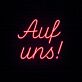 Auf uns! LED-Neonschild für Bar und Party