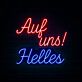 Auf uns! Helles LED-Neonschild für Bar Brauerei
