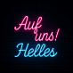 Auf uns! Helles LED-Neonschild für Bar Brauerei