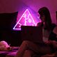 Gesichter Linienkunst im Dreieck LED-Neonschild Wohnzimmer Studio