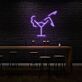 Cocktailglas mit Frauenbeinsilhouette LED-Neonschild für Bar Club