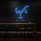 Cocktailglas mit Frauenbeinsilhouette LED-Neonschild für Bar Club
