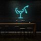 Cocktailglas mit Frauenbeinsilhouette LED-Neonschild für Bar Club