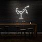 Cocktailglas mit Frauenbeinsilhouette LED-Neonschild für Bar Club