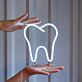 LED-Neonschild mit Zahnkontur