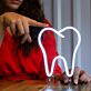 LED-Neonschild mit Zahnkontur
