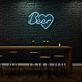 Beer LED Neon Schriftzug mit Herz als Wanddekoration