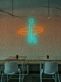 Surfer mit Surfbrett als LED-Neonschild
