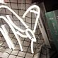 Lippen mit Schweigegeste als LED-Neonschild