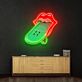 Mund mit herausgestreckter Zunge und Wassermelonenstück LED-Neonschild für Wohnzimmer oder Bar