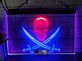 Totenkopf mit gekreuzten Säbeln LED-Neonschild für Bar Club